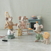 Little Sister Mouse Fairy Clothes in Suitcase