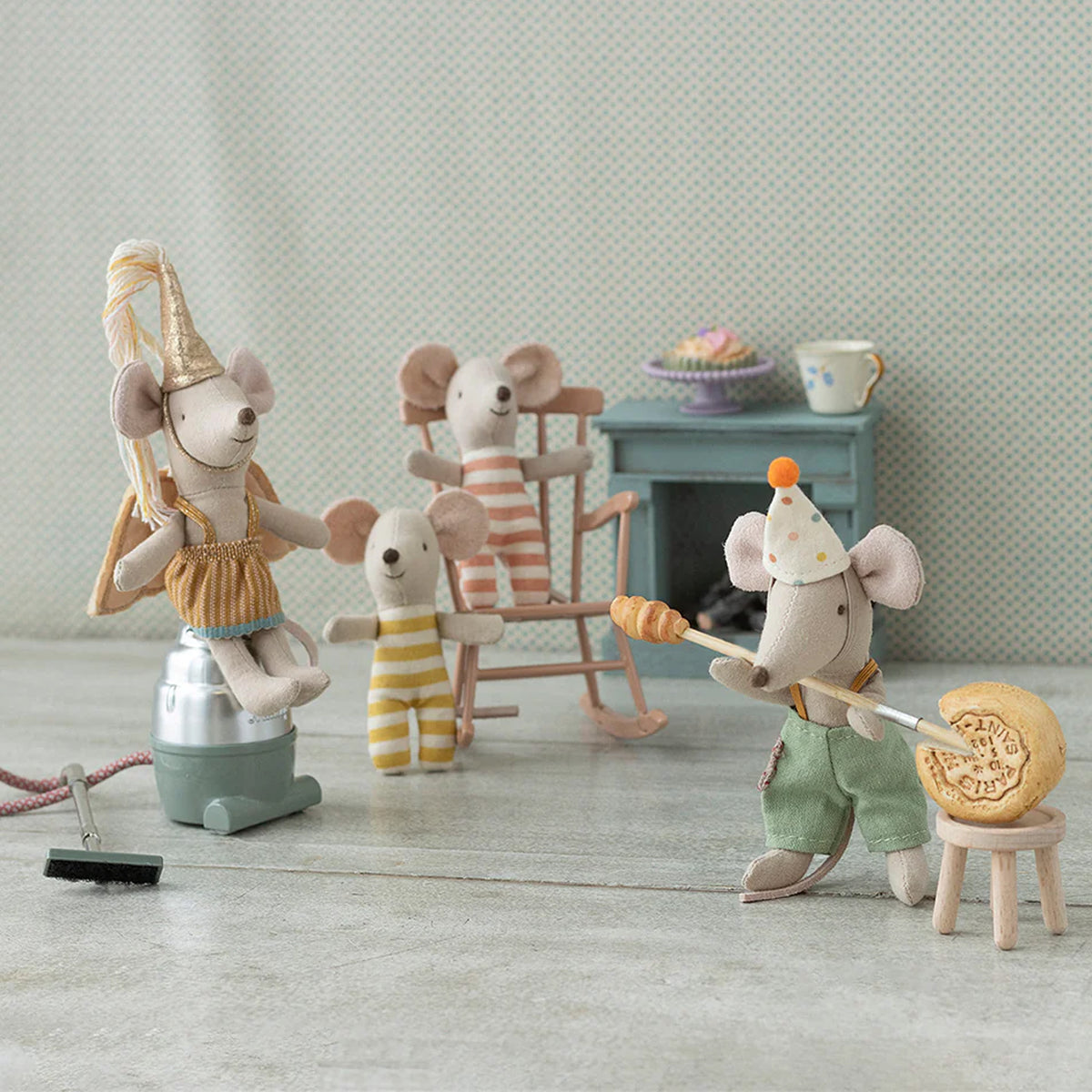 Little Sister Mouse Fairy Clothes in Suitcase