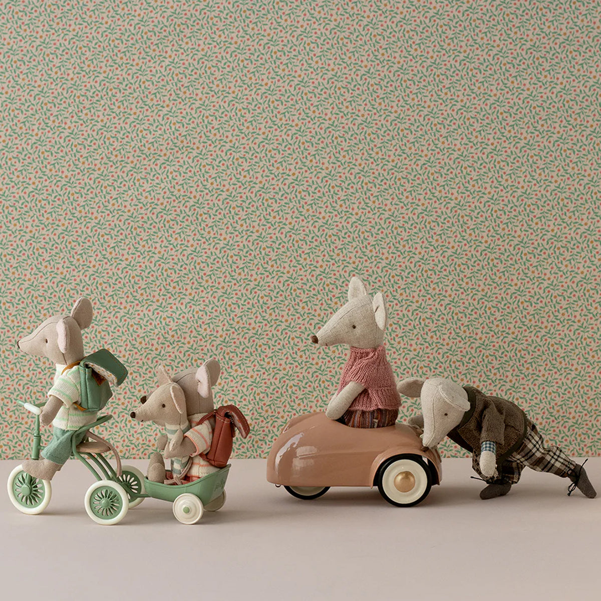 Mouse Car in Dark Powder